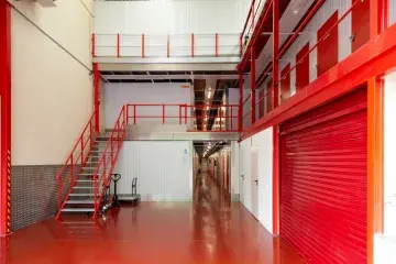 Alquiler de trasteros con seguridad 24 horas y servicios completos. Soluciones de almacenaje a tu medida cerca de Donostia/San Sebastián.