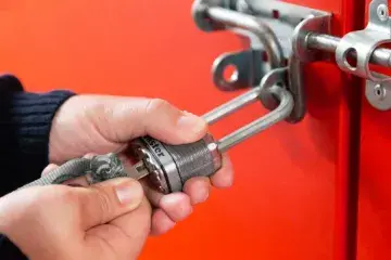 Alquiler de trasteros con seguridad 24 horas y servicios completos. Soluciones de almacenaje a tu medida cerca de Donostia/San Sebastián.