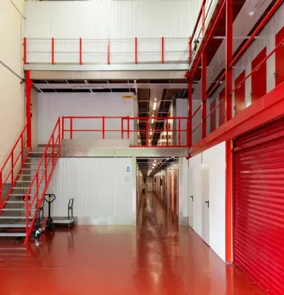 Alquiler de trasteros con seguridad 24 horas y servicios completos. Soluciones de almacenaje a tu medida cerca de Donostia/San Sebastián.
